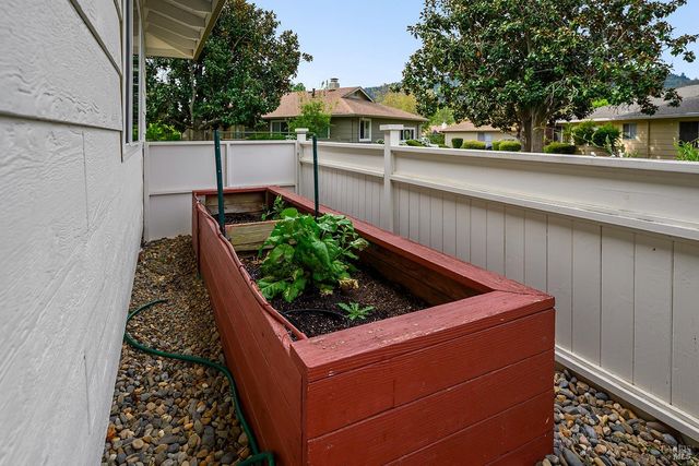 333 Twin Lakes Dr, Santa Rosa, CA 95409