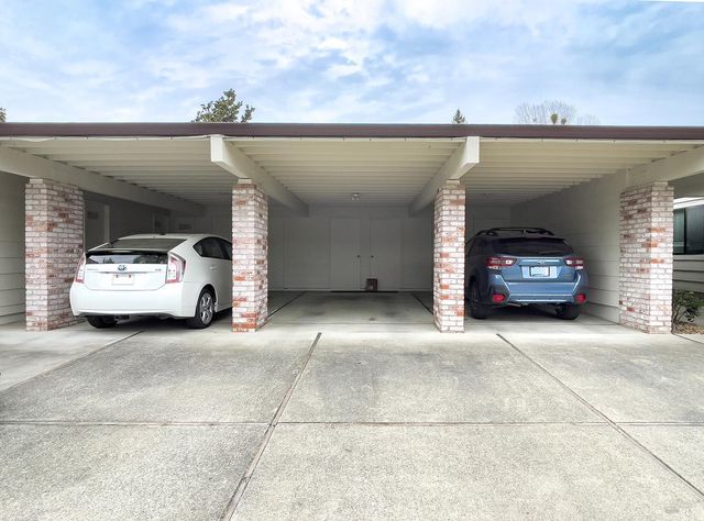 333 Twin Lakes Dr, Santa Rosa, CA 95409