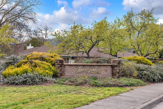 333 Twin Lakes Dr, Santa Rosa, CA 95409