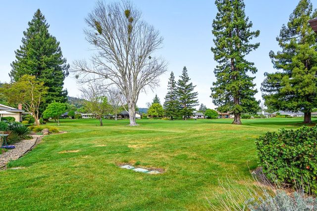 333 Twin Lakes Dr, Santa Rosa, CA 95409