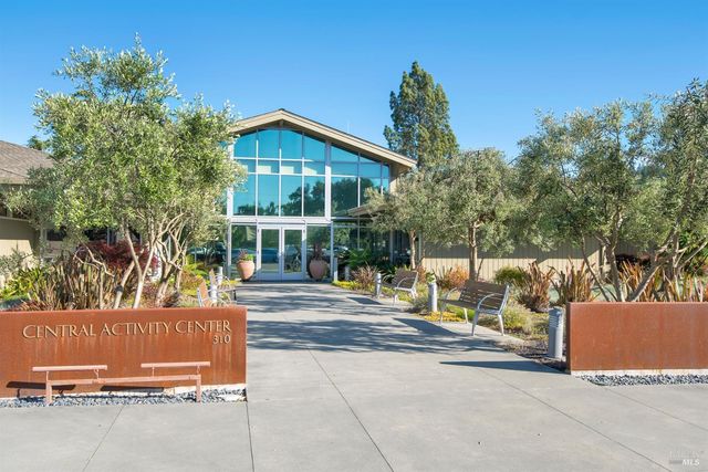 333 Twin Lakes Dr, Santa Rosa, CA 95409