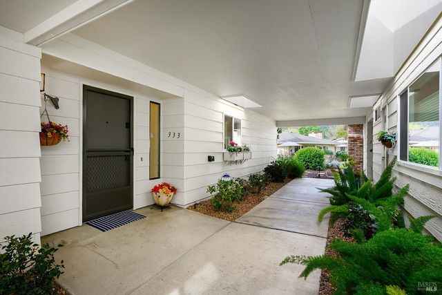 333 Twin Lakes Dr, Santa Rosa, CA 95409