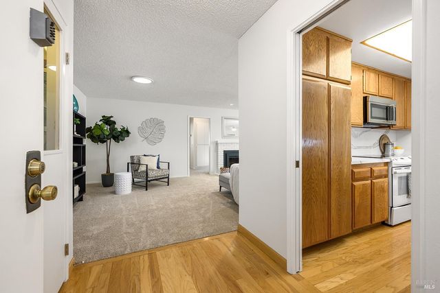 333 Twin Lakes Dr, Santa Rosa, CA 95409