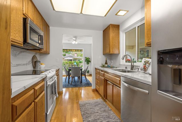 333 Twin Lakes Dr, Santa Rosa, CA 95409