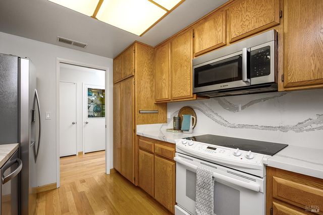 333 Twin Lakes Dr, Santa Rosa, CA 95409