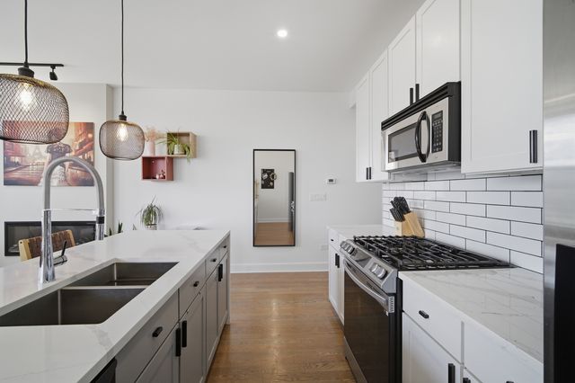 2700 W Belmont Avenue 403, Chicago, IL 60618