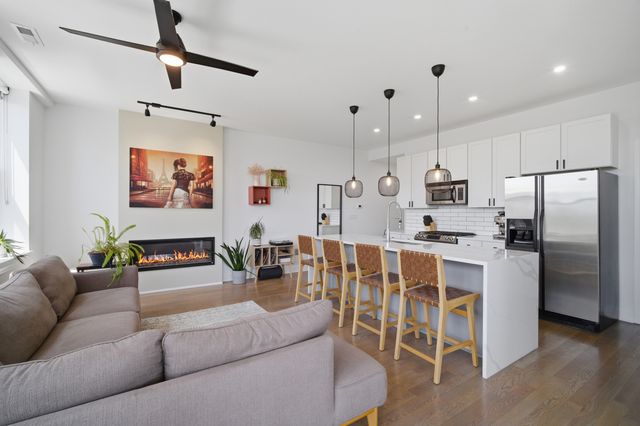 2700 W Belmont Avenue 403, Chicago, IL 60618