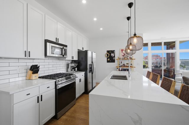 2700 W Belmont Avenue 403, Chicago, IL 60618