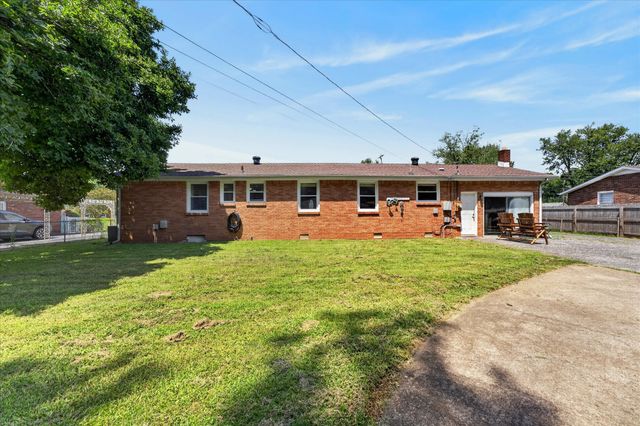 2404 Green Acres Dr, Clarksville, TN 37042