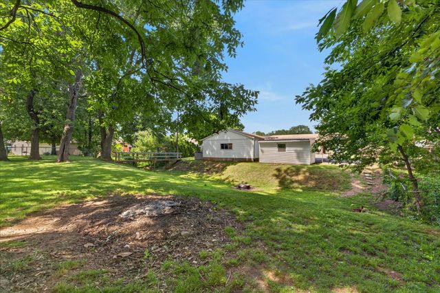 2404 Green Acres Dr, Clarksville, TN 37042