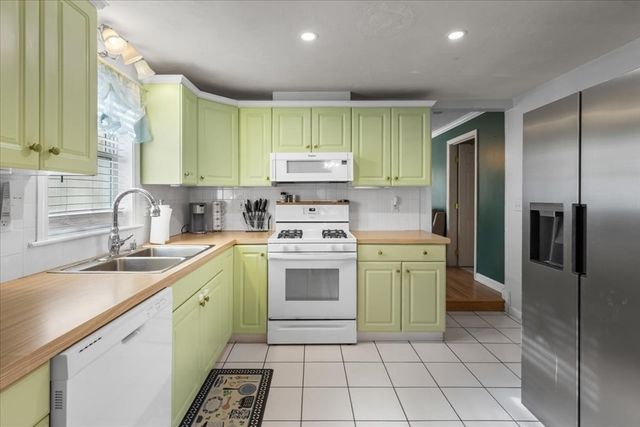 563 County Road, Rochester, MA 02576