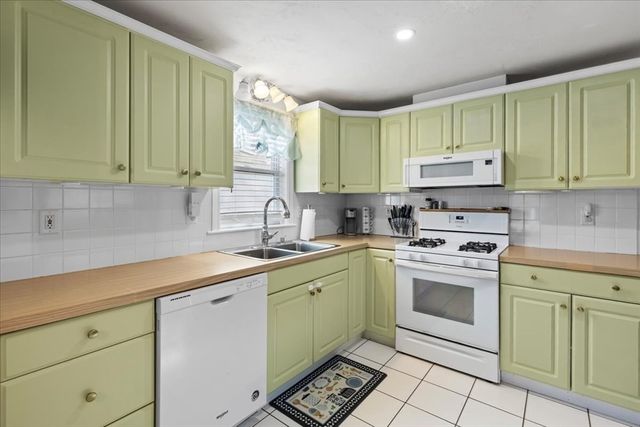 563 County Road, Rochester, MA 02576