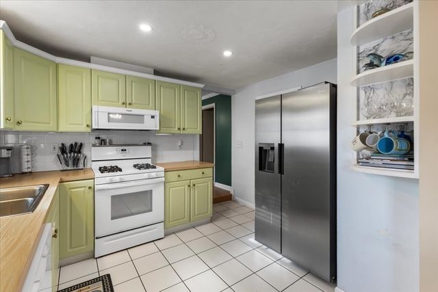 563 County Road, Rochester, MA 02576