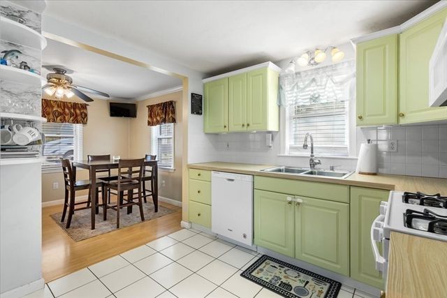 563 County Road, Rochester, MA 02576