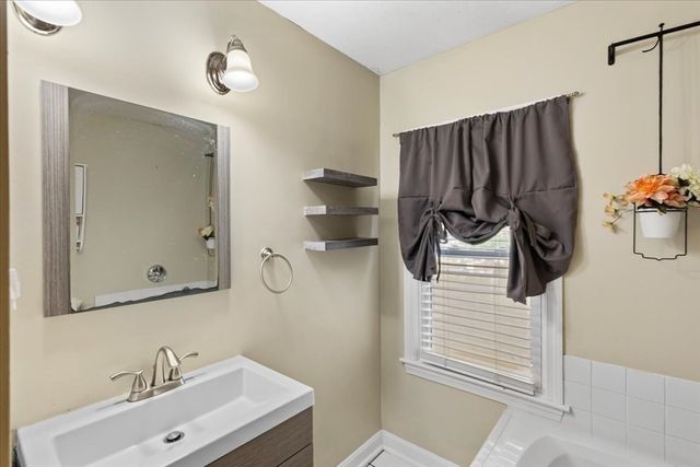 563 County Road, Rochester, MA 02576