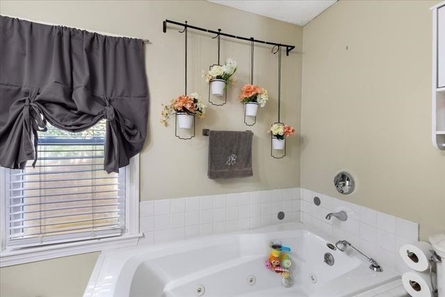 563 County Road, Rochester, MA 02576