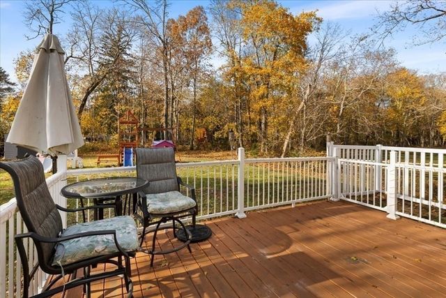 563 County Road, Rochester, MA 02576