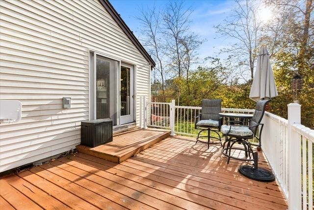 563 County Road, Rochester, MA 02576