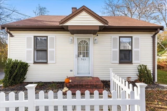 563 County Road, Rochester, MA 02576