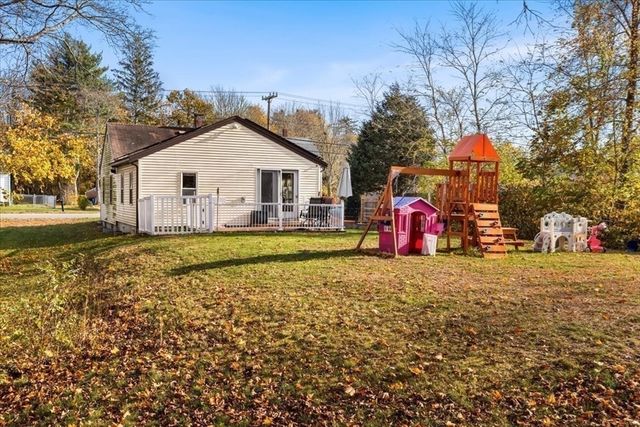 563 County Road, Rochester, MA 02576