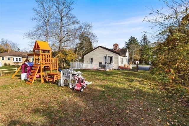 563 County Road, Rochester, MA 02576