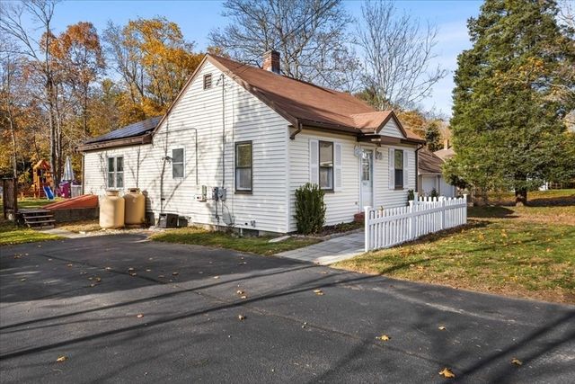 563 County Road, Rochester, MA 02576