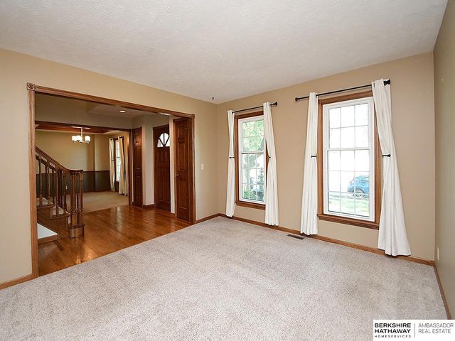 6009 S 158 Street, Omaha, NE 68135