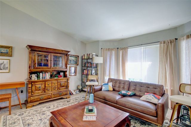 73 NW Roeder Drive, Oak Harbor, WA 98277