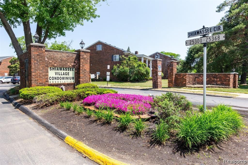 25316 Shiawassee Circle 203, Southfield, MI 48033