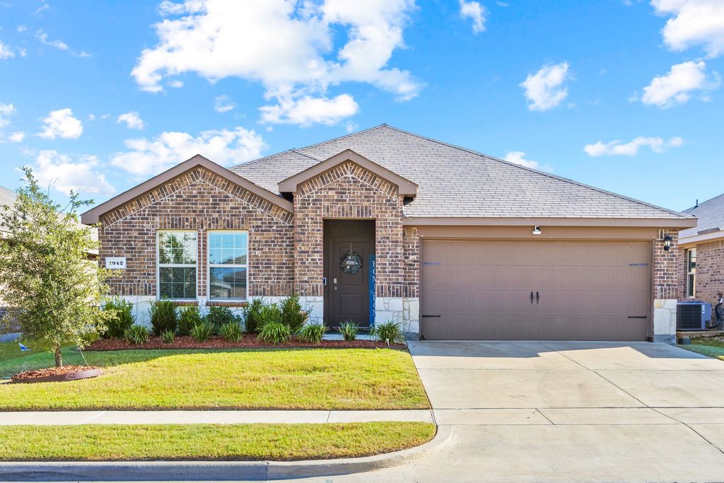 1942 Duskwood Drive, Lancaster, TX 75146