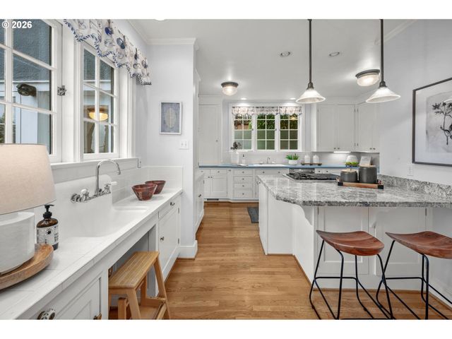 2300 Sw 18TH Ave, Portland, OR 97201