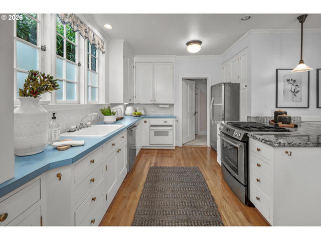 2300 Sw 18TH Ave, Portland, OR 97201