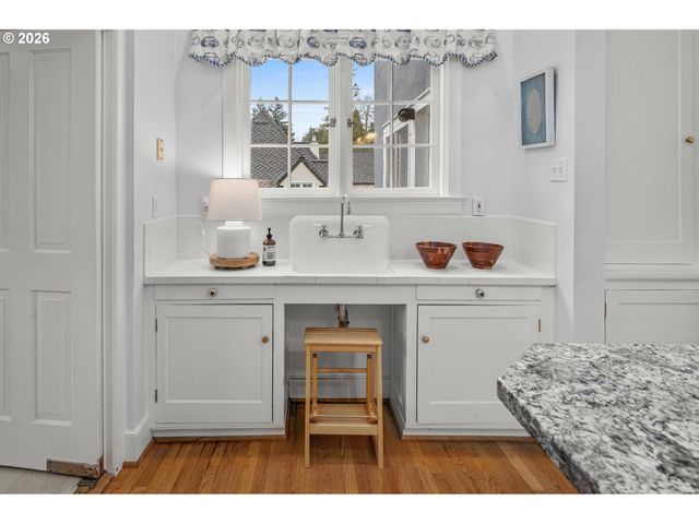 2300 Sw 18TH Ave, Portland, OR 97201