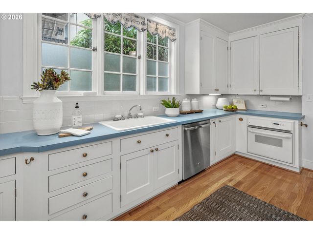 2300 Sw 18TH Ave, Portland, OR 97201