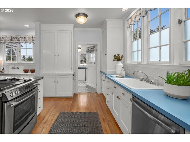 2300 Sw 18TH Ave, Portland, OR 97201