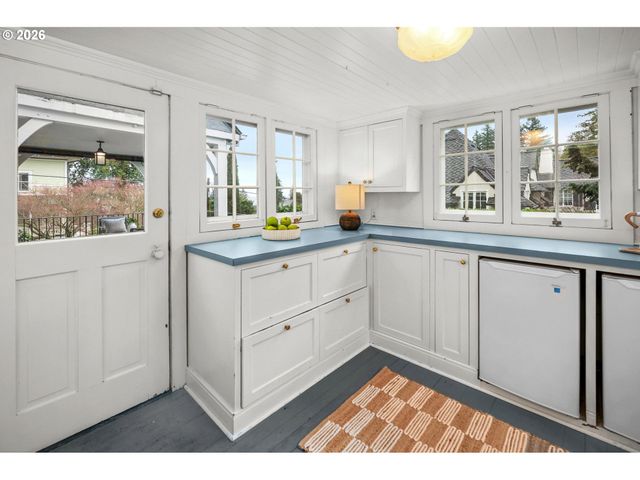 2300 Sw 18TH Ave, Portland, OR 97201