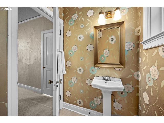 2300 Sw 18TH Ave, Portland, OR 97201