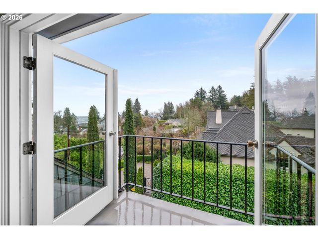 2300 Sw 18TH Ave, Portland, OR 97201