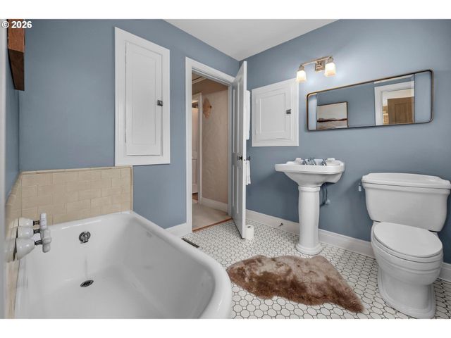 2300 Sw 18TH Ave, Portland, OR 97201