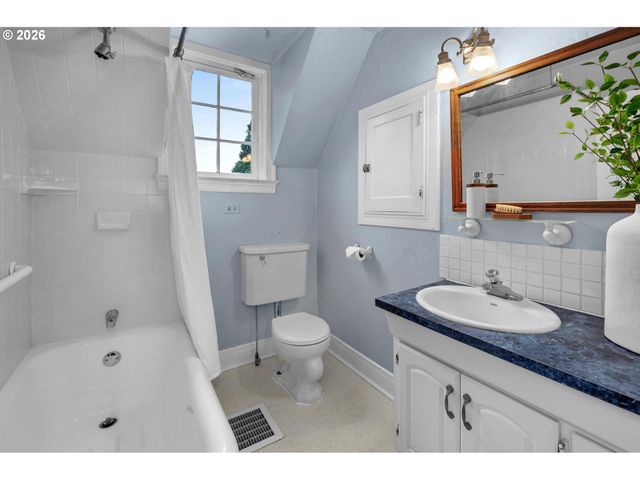 2300 Sw 18TH Ave, Portland, OR 97201