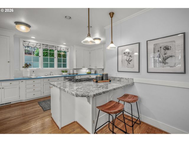 2300 Sw 18TH Ave, Portland, OR 97201