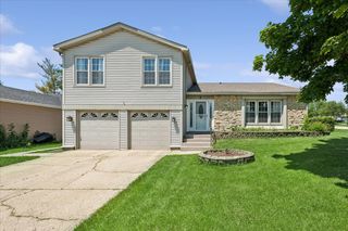 8 Auburn Drive, Glendale Heights, IL 60139