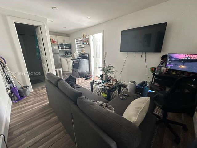 685 SW 7th Ter, Dania Beach, FL 33004