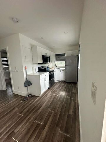 685 SW 7th Ter, Dania Beach, FL 33004