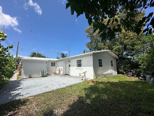 685 SW 7th Ter, Dania Beach, FL 33004