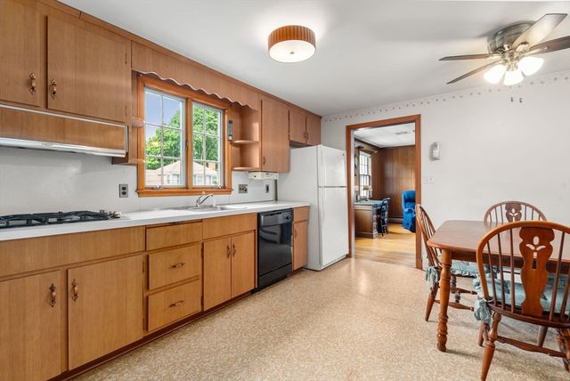 40 Cape Cod Ln, Milton, MA 02186