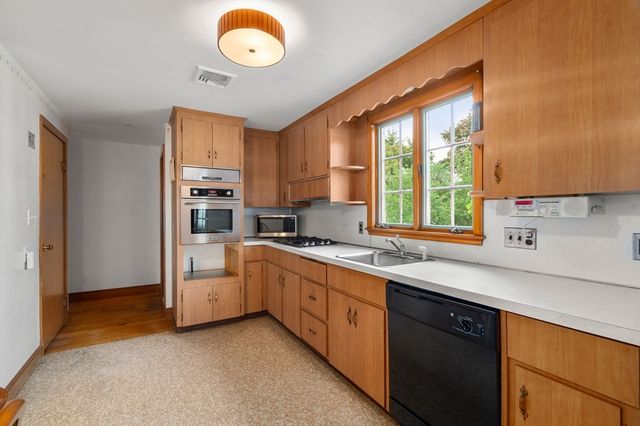 40 Cape Cod Ln, Milton, MA 02186