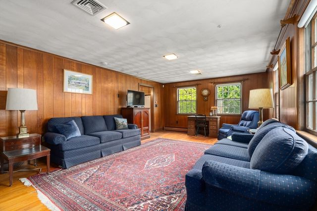 40 Cape Cod Ln, Milton, MA 02186