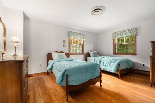 40 Cape Cod Ln, Milton, MA 02186