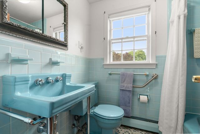 40 Cape Cod Ln, Milton, MA 02186